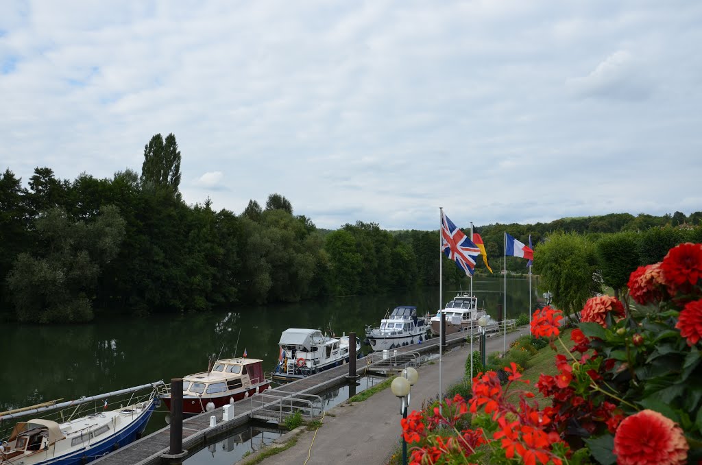 La Meuse à Saint-Mihiel, France by J-C Oslo