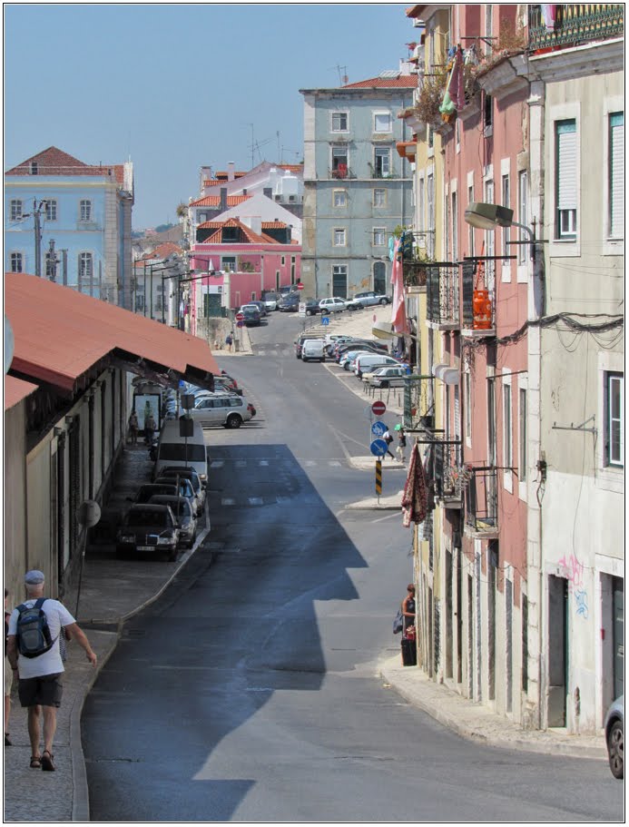 Calçada de Santa Apolónia e Rua da Bica do Sapato by André Barragon