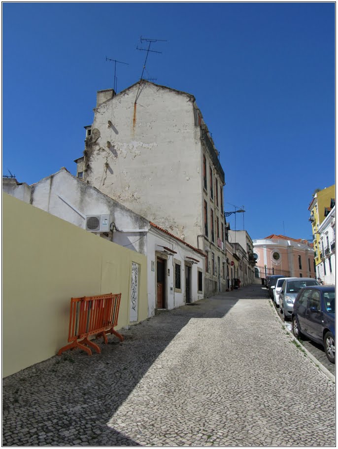 Rua da Cruz de Santa Apolónia by André Barragon