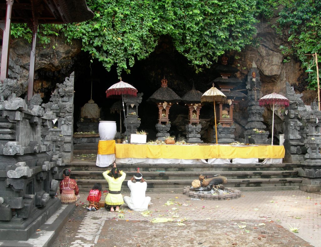 Family in goa lawah temple by tiberium63