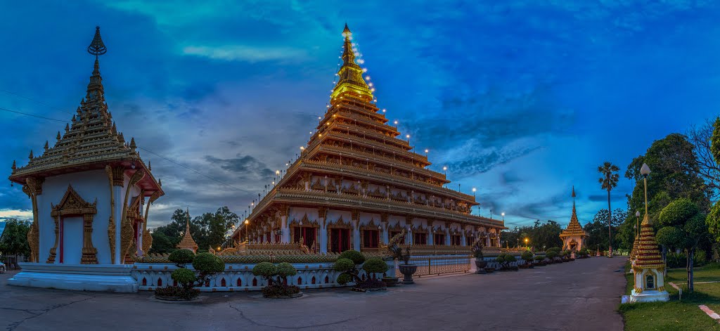 พระมหาธาตุแก่นนคร by Phadermchai Kraisora…