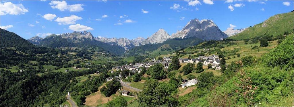 Panorama sur la vallée et le cirque de Lescun by Patricia Danilo Roye…