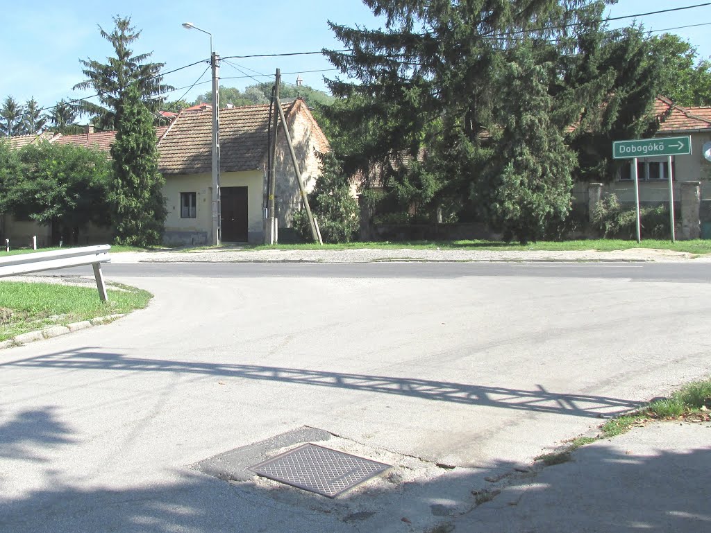 201508281105 Esztergom, Dobogókői út-Sugár út sarok by Harmadik