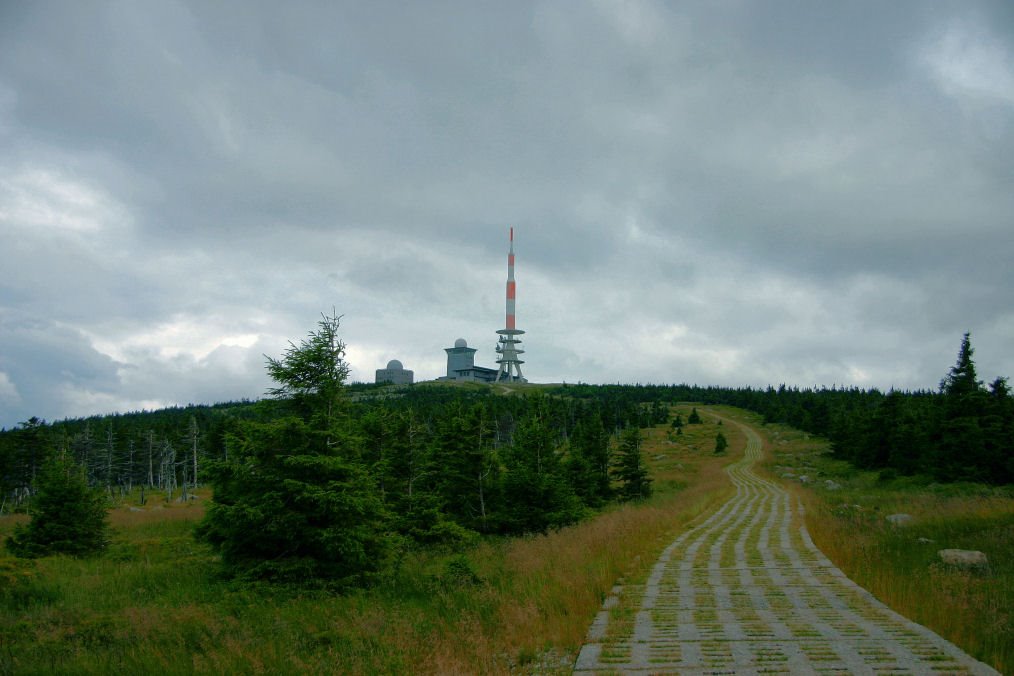 Brocken unter Wolken by Andreas B. OTTE