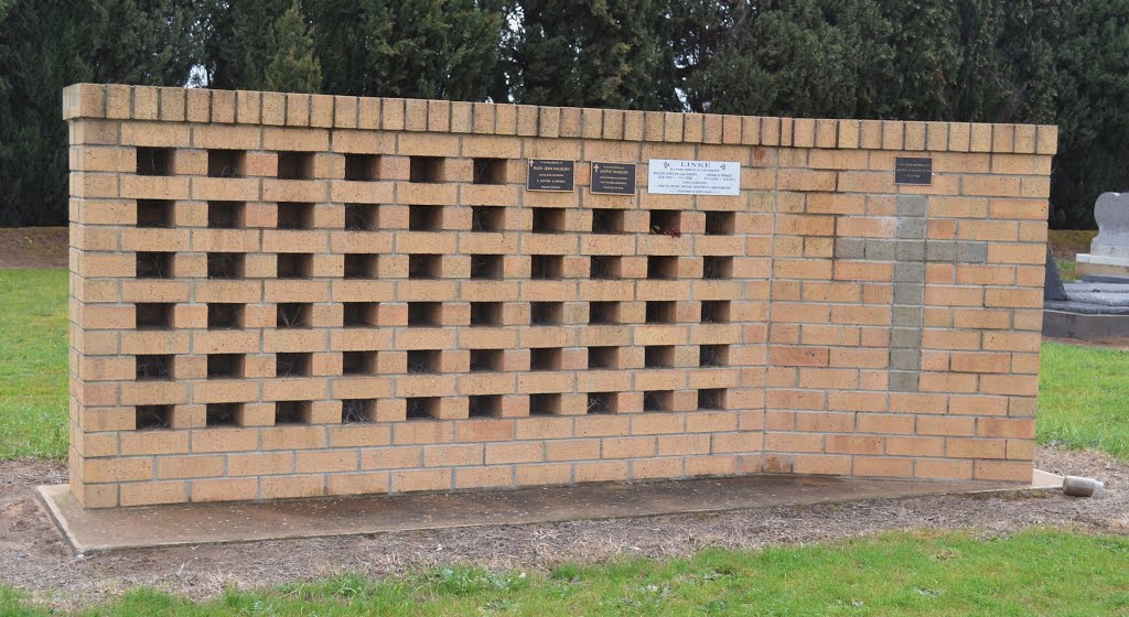 Recent niche wall, southern side by Phaedrus Fleurieu