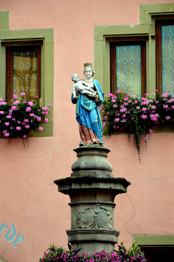 Turckheim - Vierge de la fontaine - Place de la Turenne by Jean Mahy