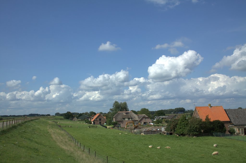 Buurtschap Den Oord bij Wijk bij Duurstede. Dit langgerekte buurtschap onder aan de dijk, moet het stellen zonde plaatsnaambord. Het buurtschap verdiend dit wel! Het is toch mooi als je er langs komt en kunt zeggen dit is Den Oord, wat op alle landkaarten staat en op Google Maps. by Jan Dijkstra