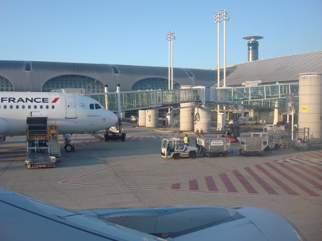 Charles de Gaulle Airport F34 - Paris 20150729-01 by DutchNija