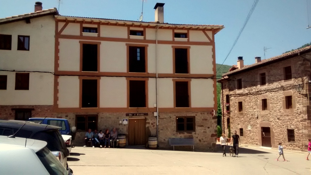 VALGAÑON (LA RIOJA) RESTAURANTE "EL CAZADOR", DETRÁS DE LA IGLESIA by JOSE LUIS OROÑEZ