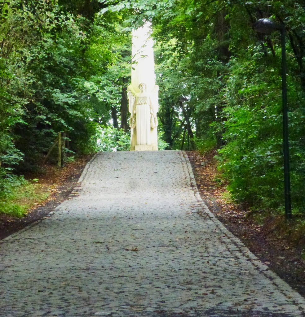 Allée de la colonne commémorative aux soldats français by Pierre Andre Leclerc…