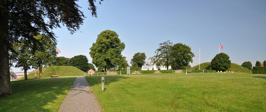 Panorama zespołu wpisanego na listę dziedzictwa UNESCO - kurhany oraz kościół, Jelling by lucivo