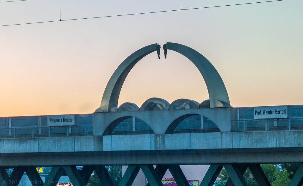 Am Rückweg in Wien gesehen: Weinende Brücke von Wander Bertoni by Arnold Lengauer