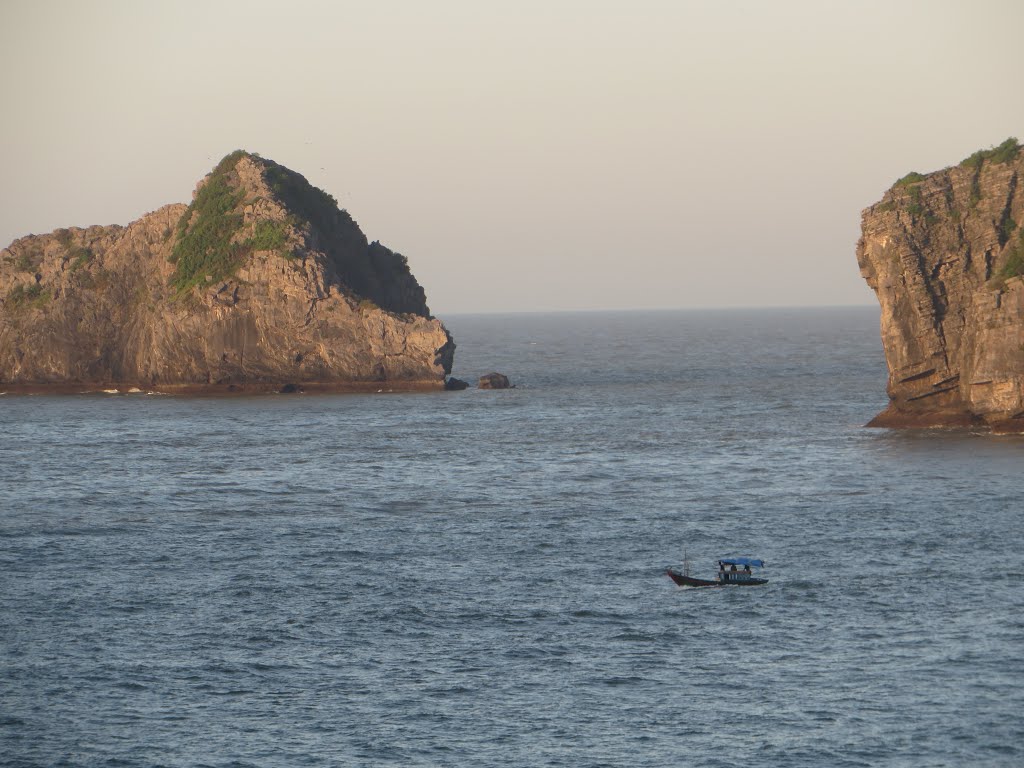 Tt. Cát Bà, Cát Hải, Hải Phòng, Vietnam by Dần Lê