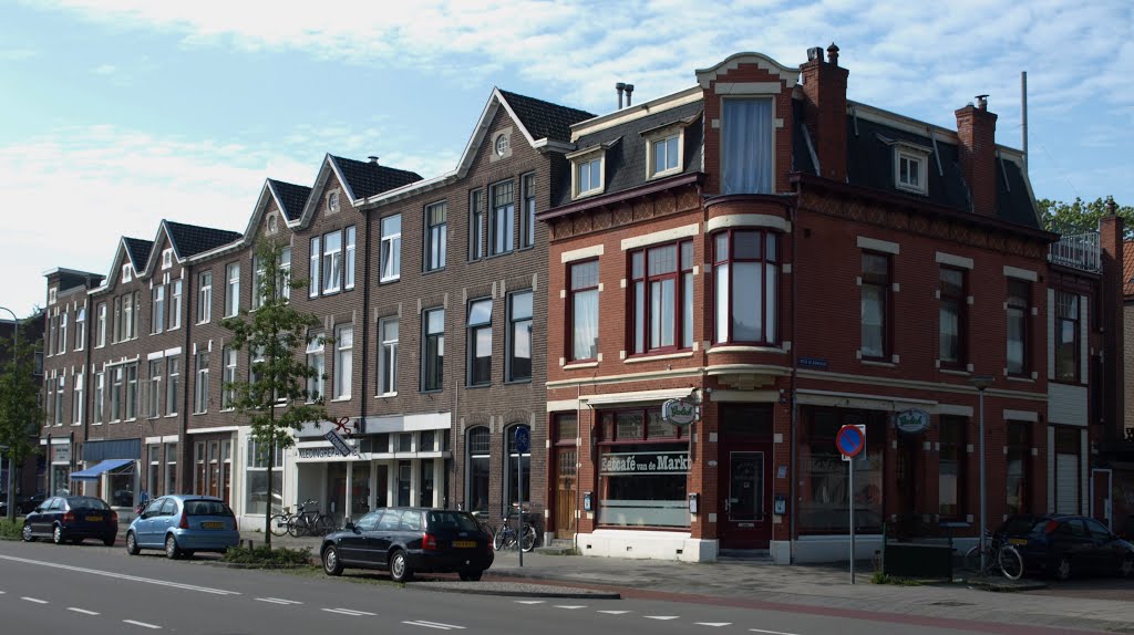 Eetcafé met bovenwoningen aan de Hoornsedijk/Paterswoldseweg 5 in Groningen, in 1911/12 ontworpen door architect Ytzen van der Veen (1861-1931) i.o.v. Sj. de Jong. Vele decennia zaten de Slagerijen J.B. Vegter en E. Mulder in dit pand. Yzen van der Veen was in 1910 ook de architect van de 18 woonhuizen, elk met eene bovenwoning, op de hoek van de Abel Tasmanstraat en de Witte de Withstraat, i.o.v. de Vereeniging van Postambtenaren "Eigen Haard". Mogelijk is hij ook de architect van het pand Hoornsedijk/Paterswoldseweg 2. Hij is mede-architect van de Synagoge in de Folkingestraat en van de Zuiderkerk in de Stationsstraat (Rijksmonumenten). Het pand Eendrachtskade 28-28a is in 1910 ontworpen door architect Ytzen van der Veen (1861-1931) als "Twee magazijnen elk met eene bovenwoning", in opdracht van de H. Hazenberg en S. van der Meer. Voor hen ontwierp hij in 1912 ook "Twee magazijnen elk met eene Bovenwoning" aan de Eendrachtskade NZ (Kad C 7070). De architect van de woningen aan de Paterswoldseweg 7-17, de Van Speykstraat 1-33, de Paterswoldseweg 19-33, Peizerweg 1-17 en de Van Speykstraat 2-24, is onbekend, maar de architectuur kan mogelijk worden toegeschreven aan Lucas Drewes (1870-1969) of Jan Kuiler (1883-1952), gezien het handschrift op de tekeningen. by Hans R. van der Woud…