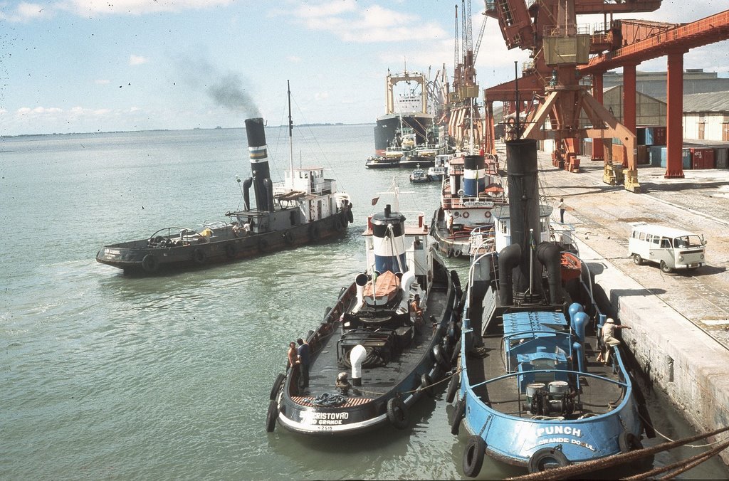 Tug boats in 1980 by AAMUL