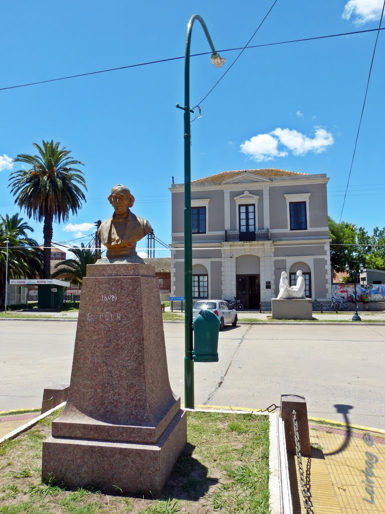 Monumento a Bartolomé Mitre y la vieja estación - Capitán Sarmiento, Buenos Aires by Gabriel Hernan (Leir…