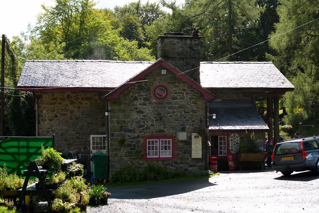 Llanrhaeadr-ym-Mochnant, UK by Lee Bryan