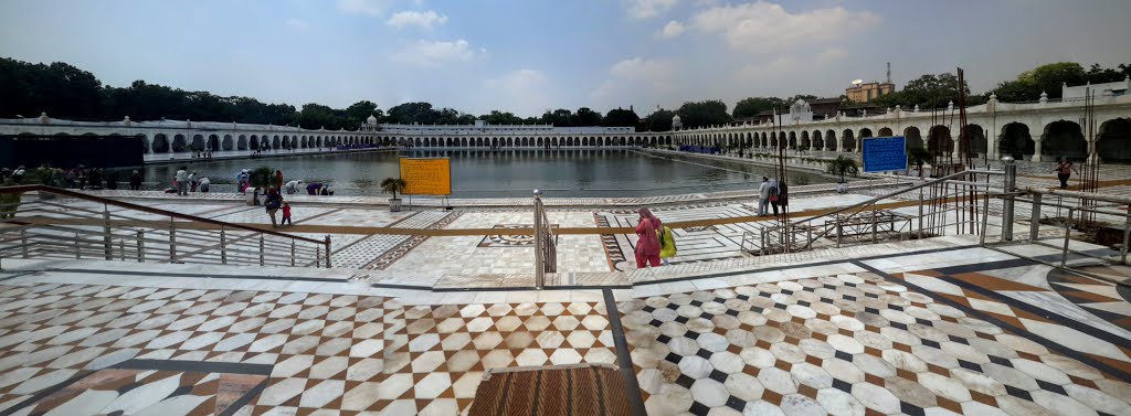 Gurudwara Bangla Sahib by Peter Tatrai