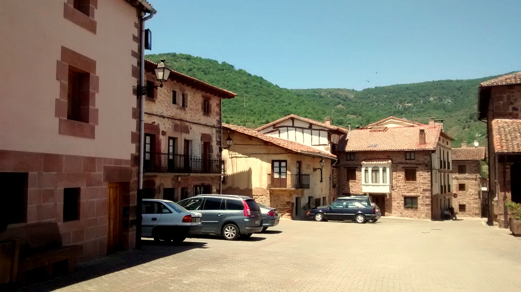 VALGAÑON (LA RIOJA) CASAS TÍPICAS EN VALGAÑON, LA PIEDRA ROJA EN LAS PAREDES by JOSE LUIS OROÑEZ