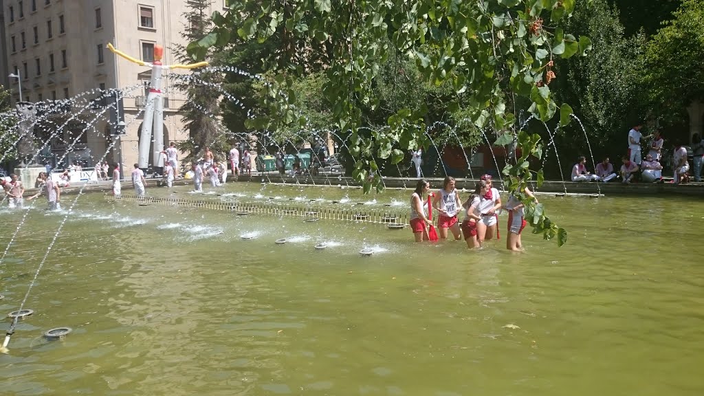 6 de Julio "Chupifuente" el mas refrescante. 1 by Roberto Pérez De Car…