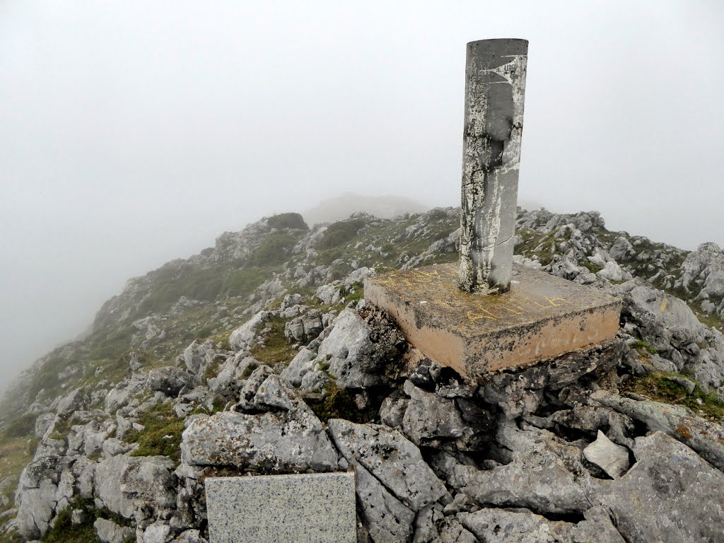 Pico Mosquital (1.280 m). by Santi Usabiaga