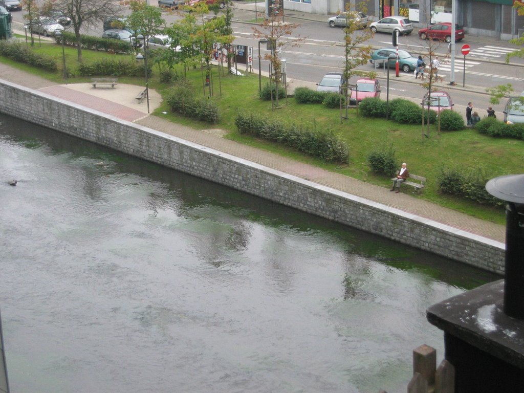 Paysage en danger : La Vesdre et le quai Rapsat depuis les étages de la rue Spintay by Broccolis