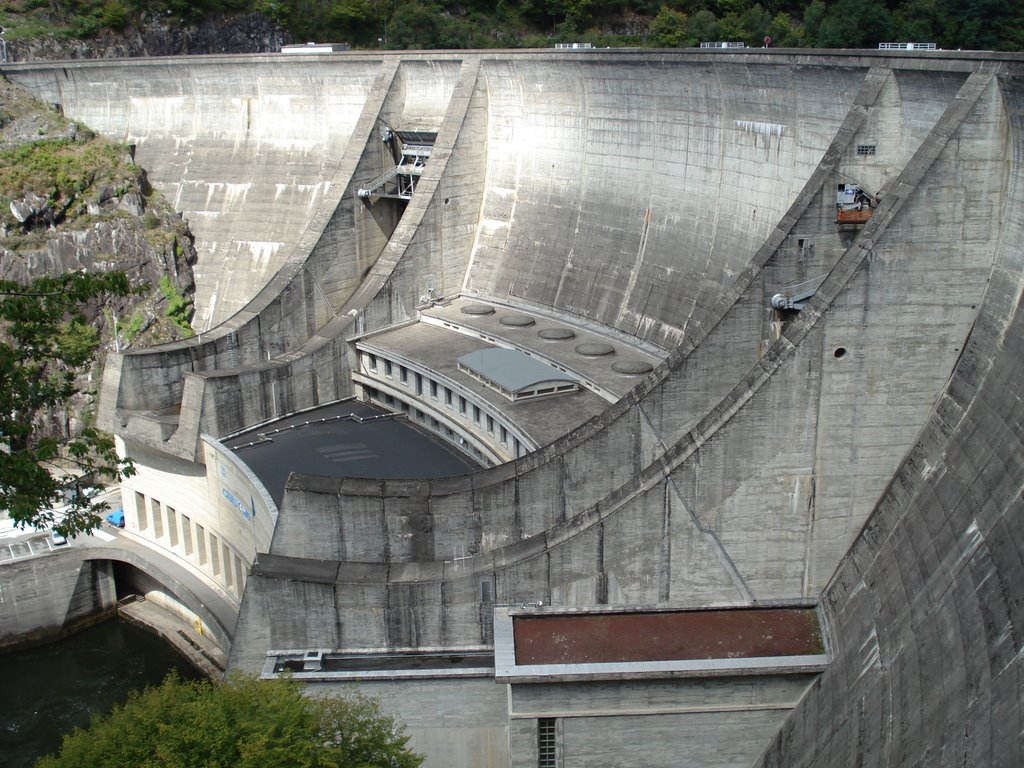 Barrage du Chastang by P. F. Glover