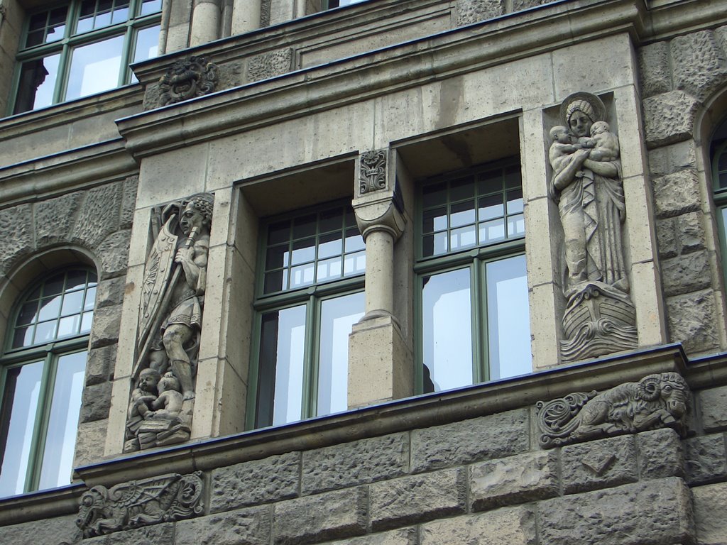 Relief am Victoria-Gebäude by Klaus-Peter Kurz