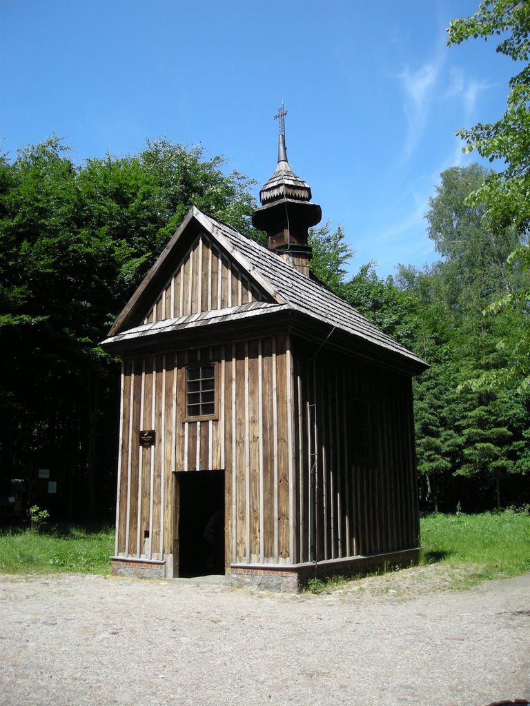 ŁÓDŹ (Лодзь, לודז'). Kapliczka św. Rocha w Lesie Łagiewnickim. by Maciej Pawłowski