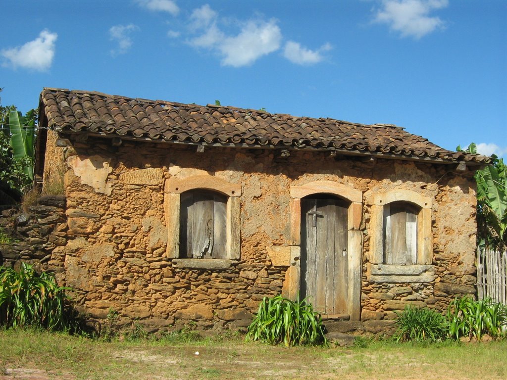 Casa onde se ferrava os animais na subida da Serra by Alessandro Borsagli