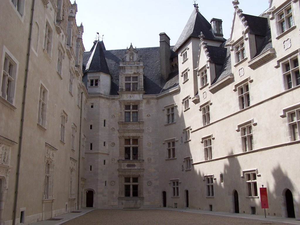 Patio interior Castillo de Pau by javier herranz