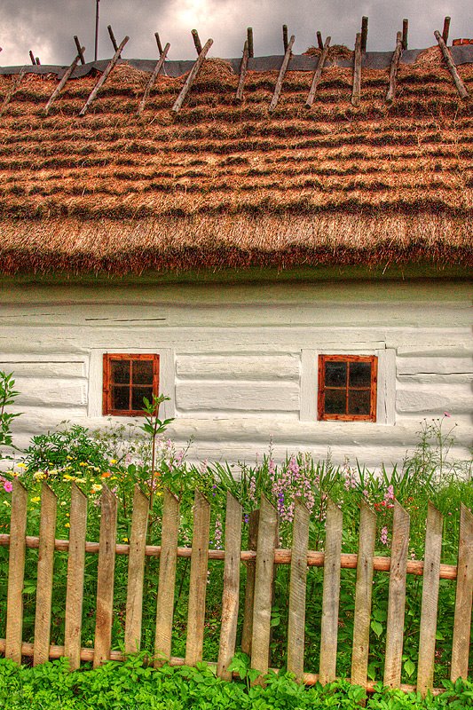 The Pogorzans' buildiing-farm by Piotr Cisek