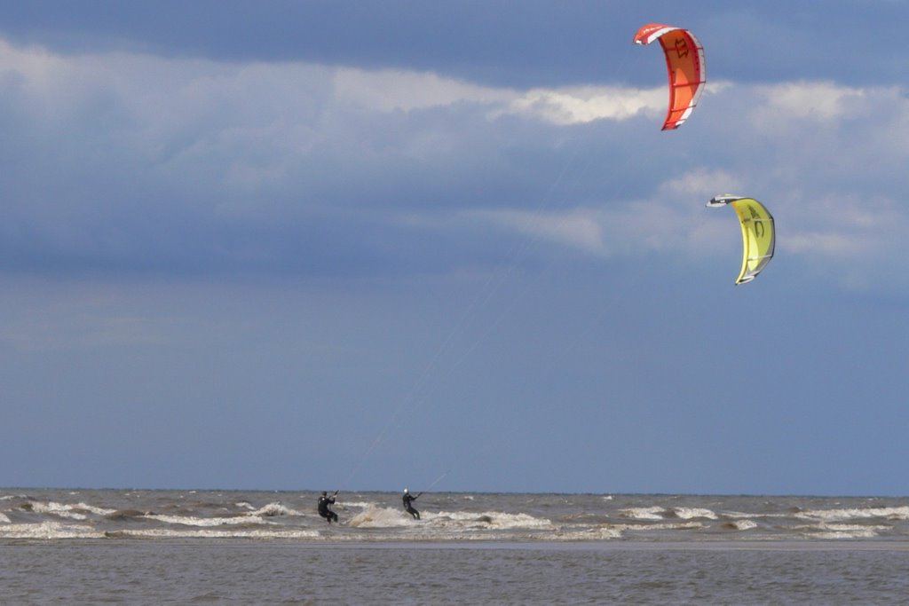 Kites at Hunstanton by tiggersmith