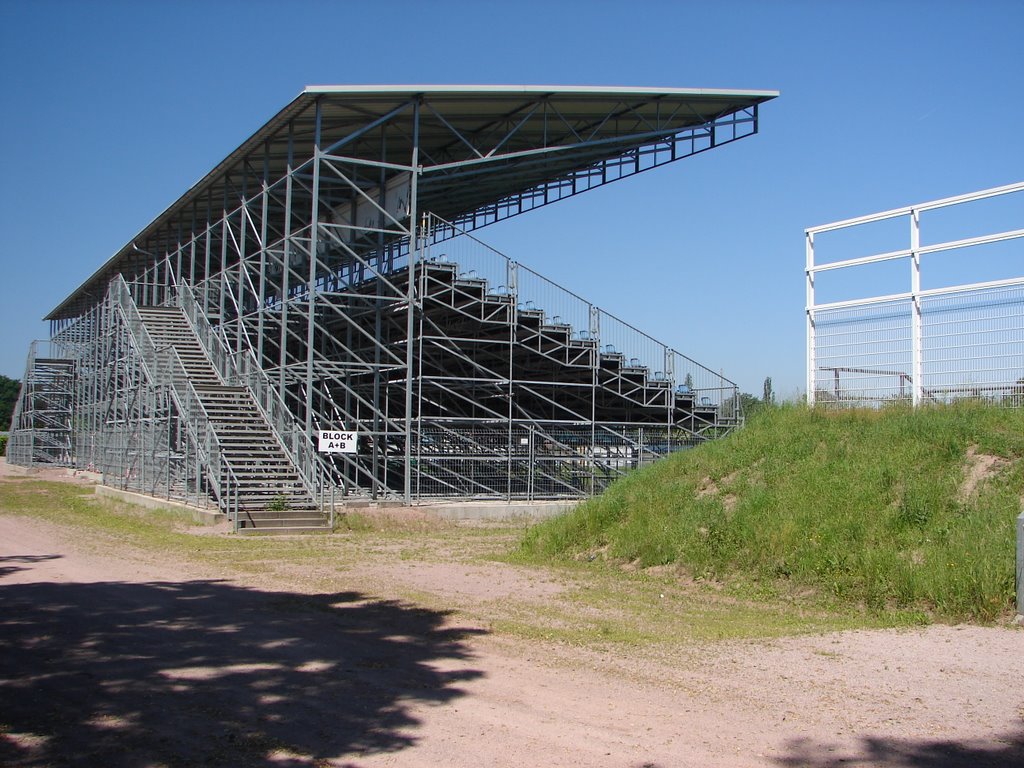 Stahlrohrtribüne im Aschaffenburger Stadion by bananenbaer