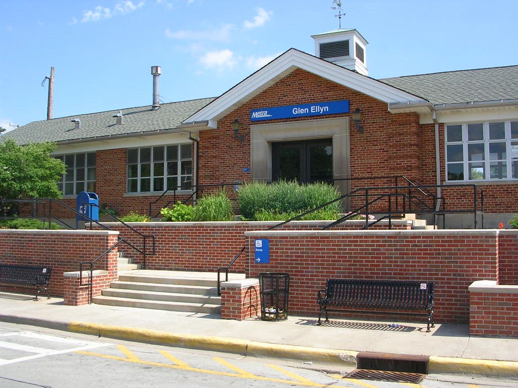 Metra: Union Pacific West Line Stop by jayceesjackin2