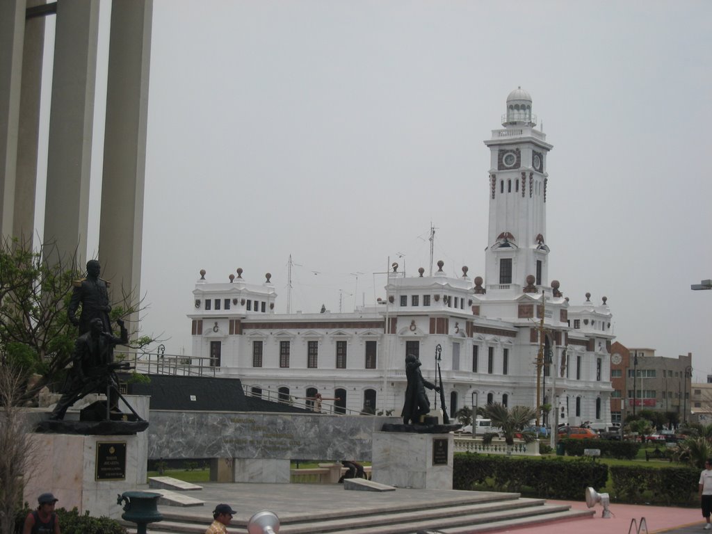 Faro del Malecón by Fernando Lozano