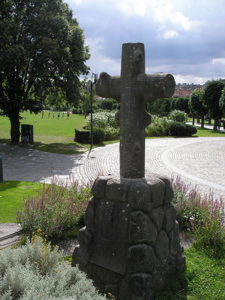 Cross in George Henri park by marcewa