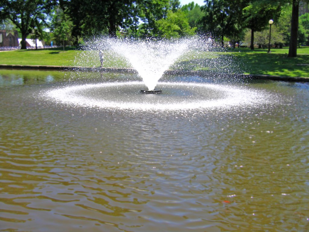 Fountain @ Bushnell Park by kurtuccello.com