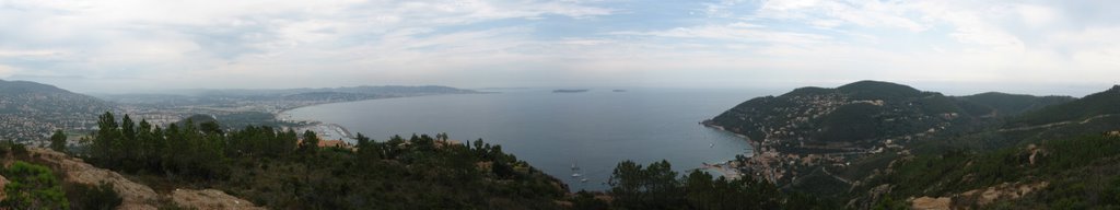 Théoule et la baie de Cannes by Nicolas Bernard