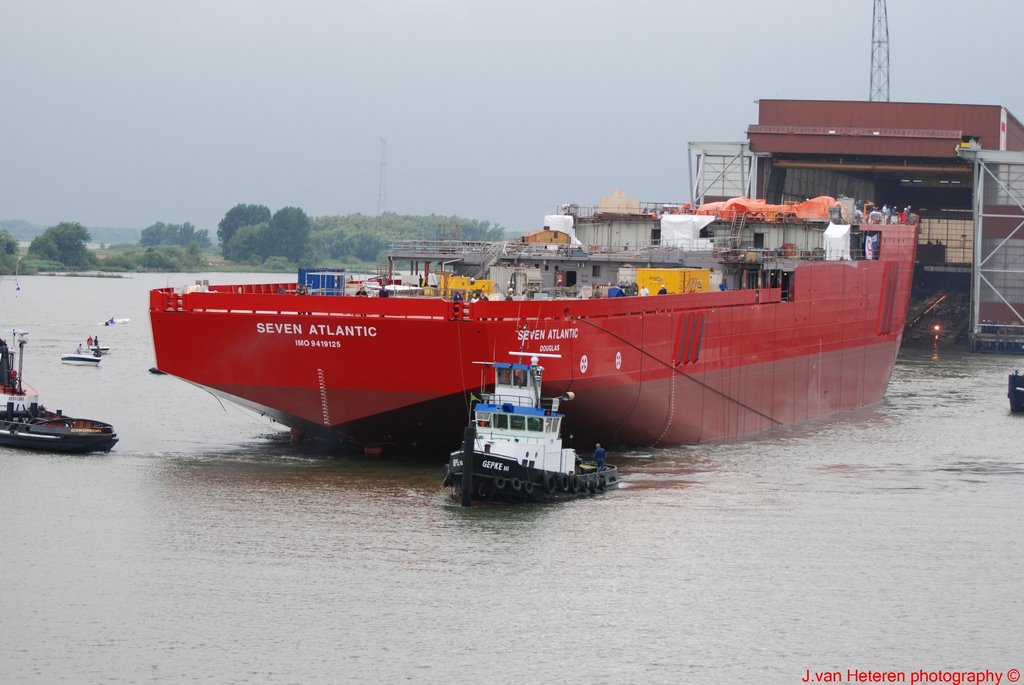 IHC Merwede shipyard. Diving Support Vessel SEVEN ATLANTIC picked up by tug GEPKE III after the launch. by J.v.H.