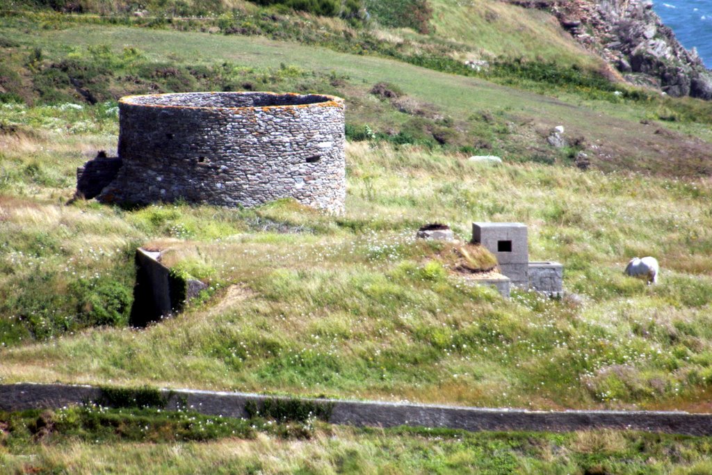 An dem kleinen Lüftungstürmchen links verrät sich der Bunker für Flakscheinwerfer by Ralf Es