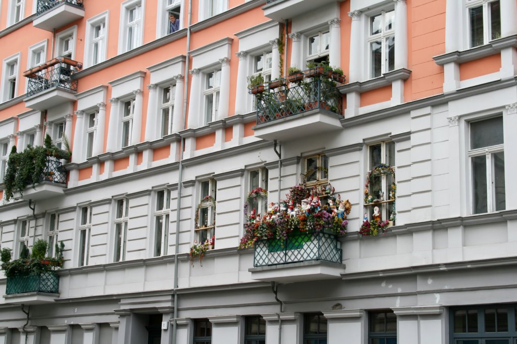 Berlin - ein paar Zwerge auf dem Balkon by Beschty