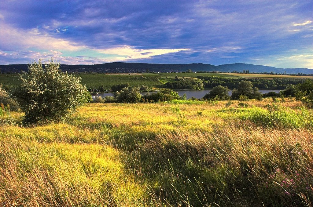 Sunset at Háziréti lake by jenoapu