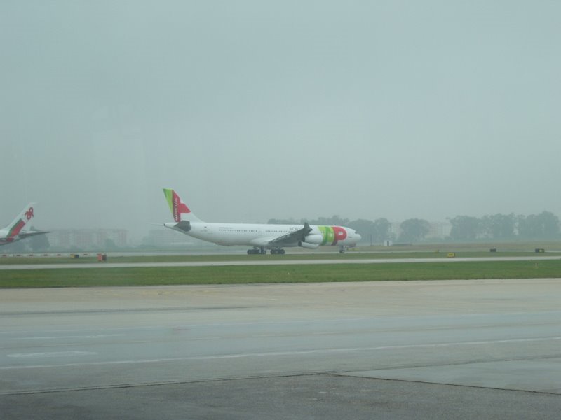 Airbus A340-200 no aeroporto de Lisboa(Portela de Sacavem) - Lisboa/Portugal by Benelli_MAN