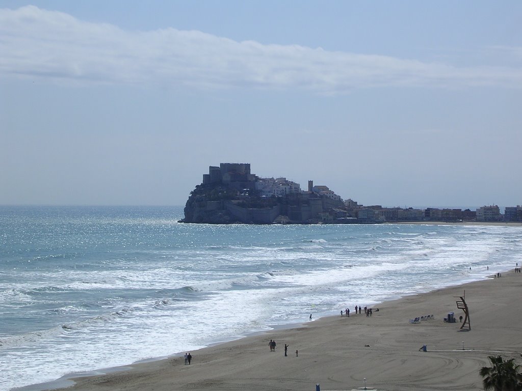 Vista del Castillo Papa Luna (Peñiscola). Papa Luna Castle view. by anguieiro