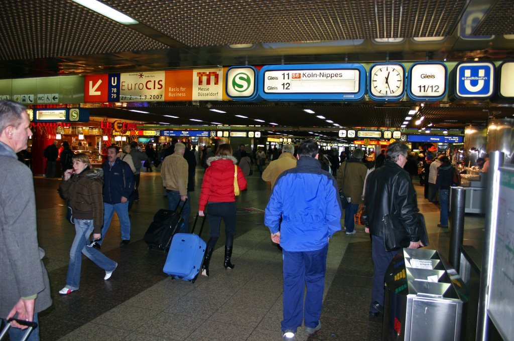 D-Zentrum - Fußgängerpassage im Düsseldorfer Hauptbahnhof, 2007 by T. Liebscher