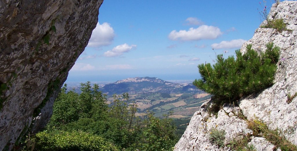 SAN MARINO ED IL MARE: Vista dal castello di Montecopiolo - Foto C.Davide Severini (22-07-2008) by C.DAVIDE