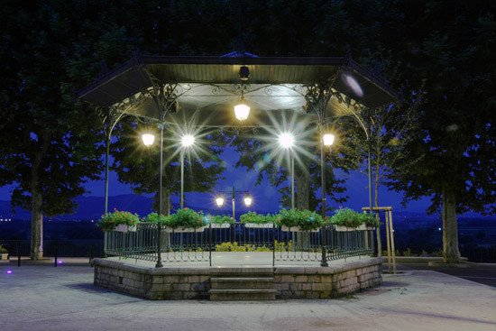 Trévoux, place de la Terrasse, le kiosque by sagimage