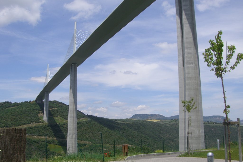 De pijlers van het Viaduct van Millau (Trudi) by Trudi