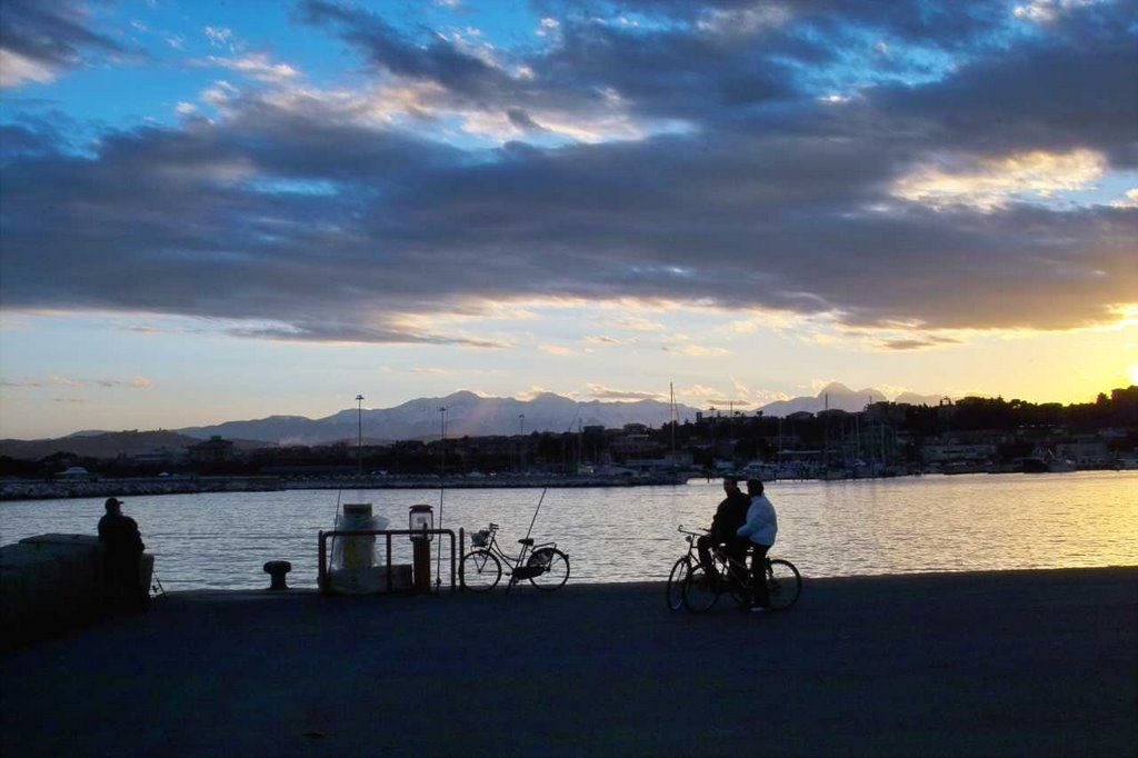 Giulianova. il sole tramonta dietro al gransasso by luciano de ascaniis